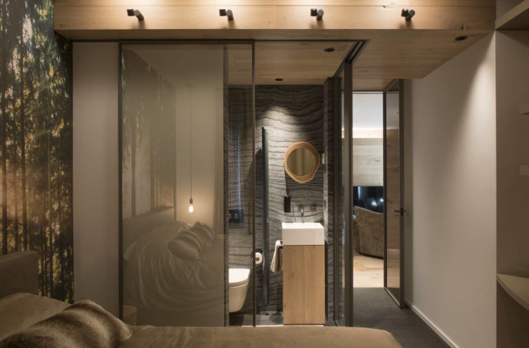 camera da letto rustica, in legno con bagno in camera e luci led