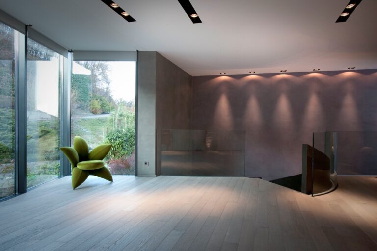divanetto verde acido in sala con vista e luci led